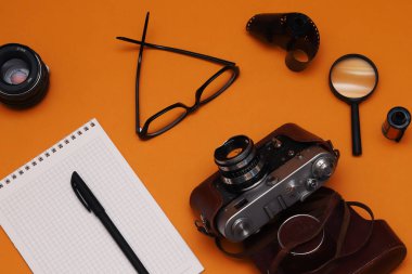 Aksesuarlı eski film kamerası ve diopterli gözlük.