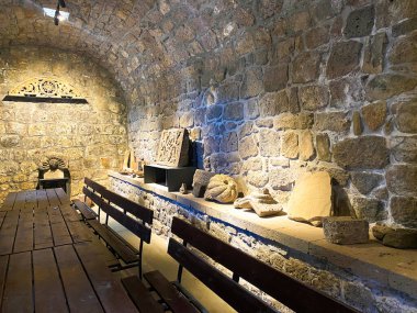 Duvarlarında eski duvar yazıları olan kilise yemekhanesi.