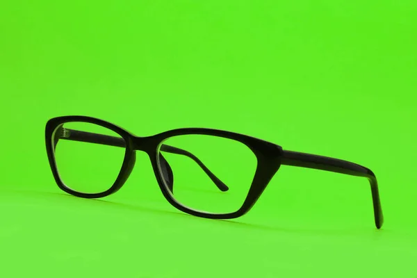 Brille Mit Dioptrien Schwarzem Rahmen Auf Grünem Hintergrund Geringe Tiefenschärfe — Stockfoto