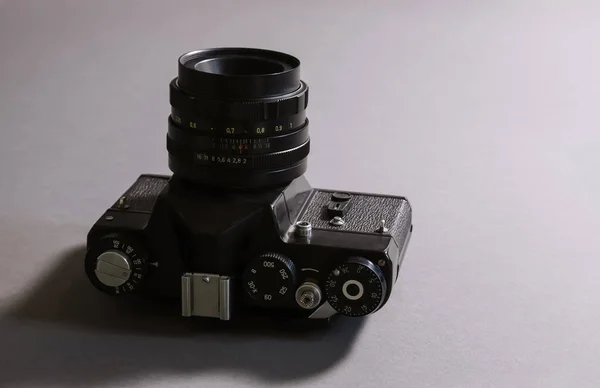 Gri Arka Planda Klasik Bir Kamera Sığ Alan Derinliği — Stok fotoğraf
