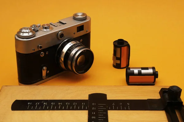 在胶卷中间的一个旧胶卷相机和一个相框 浅水区深度 — 图库照片