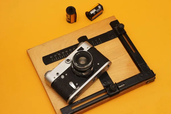 Old Film Camera Accessories Orange Background Shallow Depth Field — Stock Photo, Image