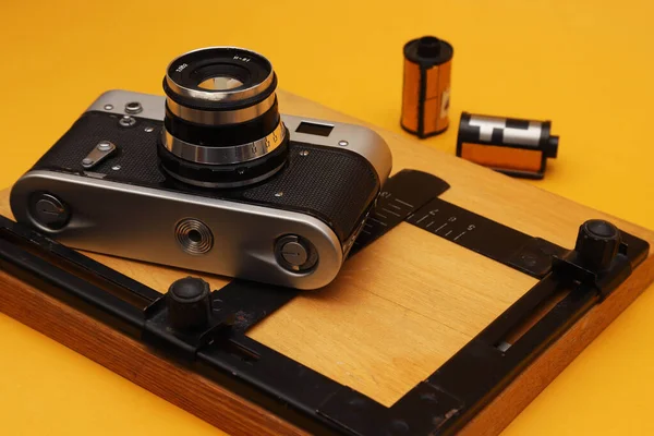 老式胶卷相机 带有橙色背景的附件 浅水区深度 — 图库照片