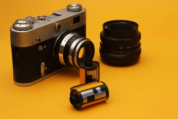 주황색 액세서리가 카메라 자기장의 — 스톡 사진