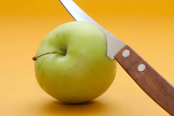 Zelené Jablko Nožem Oranžovém Pozadí Mělká Hloubka Pole — Stock fotografie