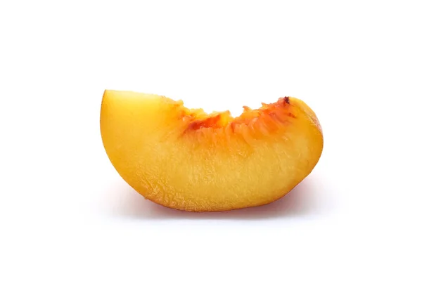 Eine Scheibe Pfirsich Auf Weißem Hintergrund Nahaufnahme — Stockfoto