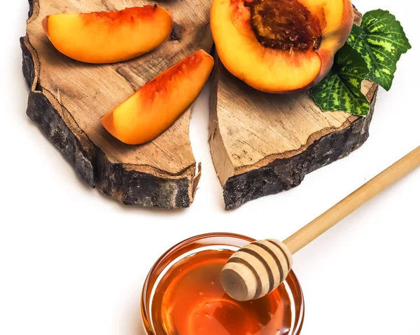 Peach Slices Wooden Board Honey Wooden Spoon Shallow Depth Field — Stock Photo, Image