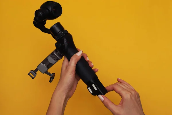 Kadınların Elinde Minyatür Dengeleyicili Kamera Şarj Etmek Için Bataryayı Çıkarıyor — Stok fotoğraf