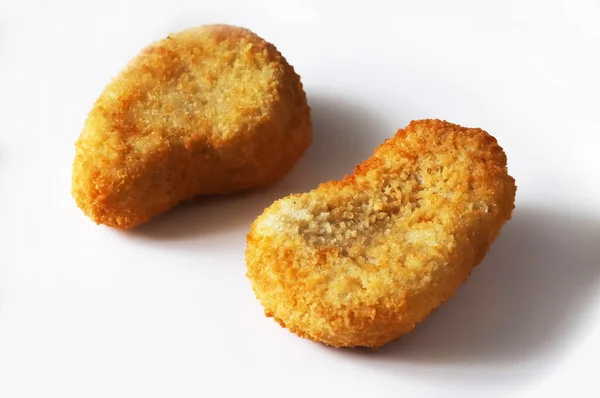 Nuggets Beyaz Arka Planda Gevrek Bir Ekmek Içinde Tavuk Göğsü — Stok fotoğraf