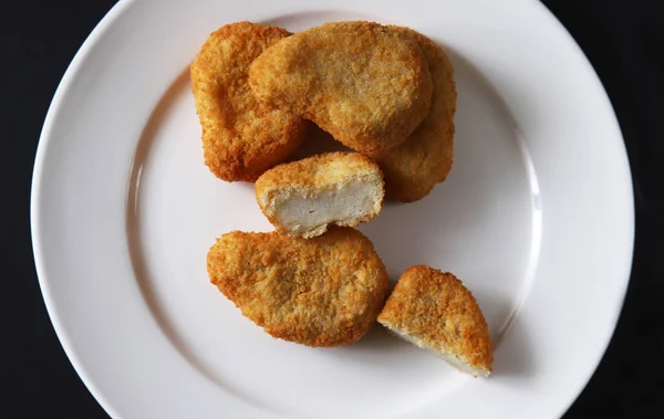 Nuggets Filet Piersi Kurczaka Chrupiącym Panierce Białym Talerzu Ciemnym Tle — Zdjęcie stockowe