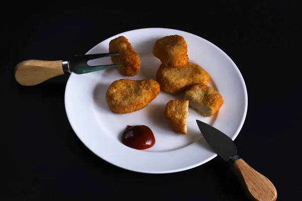 Nuggets Filet Piersi Kurczaka Chrupiącym Panierce Białym Talerzu Ciemnym Tle — Zdjęcie stockowe