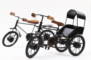 Dekoratif hediye bisikleti. Antika üç tekerlekli araba. Sığ alan derinliği