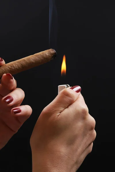 Briquet Avec Une Étincelle Cigare Dans Les Mains Des Femmes — Photo