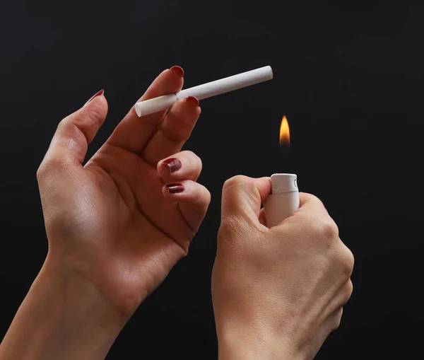 Feuerzeug Mit Einem Funken Und Einer Weißen Zigarette Weiblichen Händen — Stockfoto