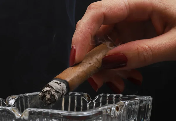 Cigare Allumé Dans Main Une Femme Sur Cendrier — Photo
