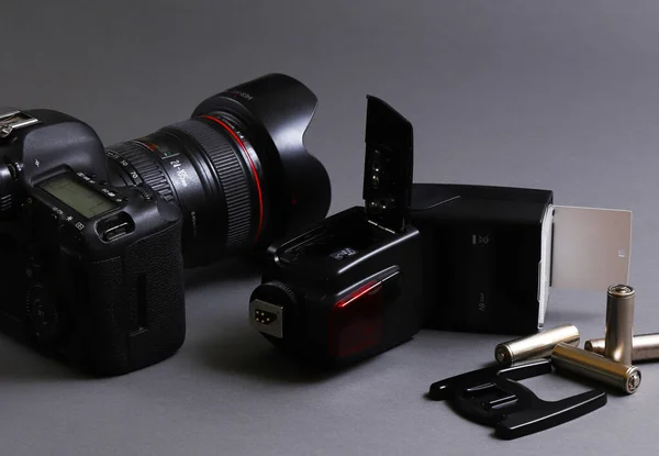 摄影记者的办公桌 相机上的闪光灯 带有灰色背景的数码相机 — 图库照片