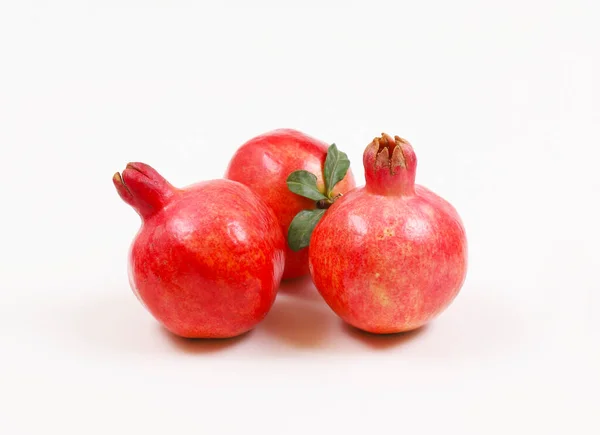 Červené Zralý Granátové Jablko Bílém Pozadí Mělká Hloubka Pole — Stock fotografie