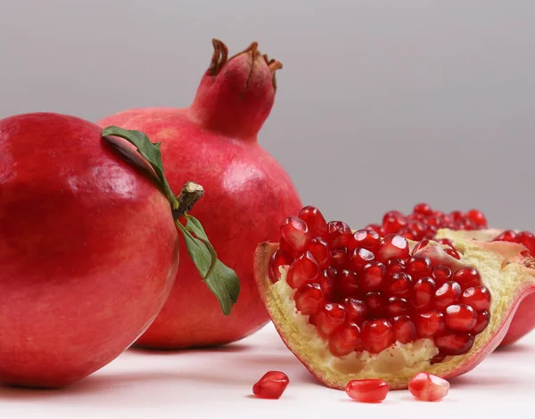 Roter Zerbrochener Granatapfel Auf Weißem Hintergrund Geringe Tiefenschärfe — Stockfoto