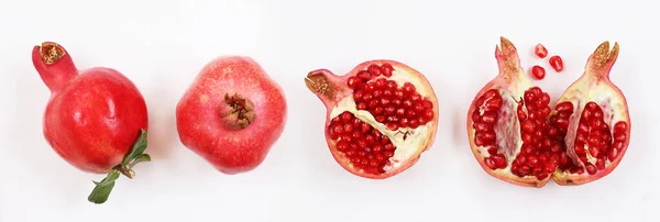 Roter Zerbrochener Granatapfel Auf Weißem Hintergrund Geringe Tiefenschärfe — Stockfoto