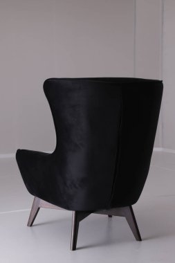 Siyah, koyu bir koltuk. Arka plan