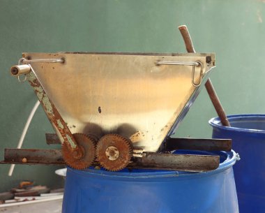 Şarap yapmak için elle sıkma makinesi.