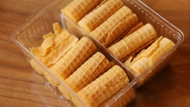 Yoğunlaştırılmış süt aromalı waffle ruloları.