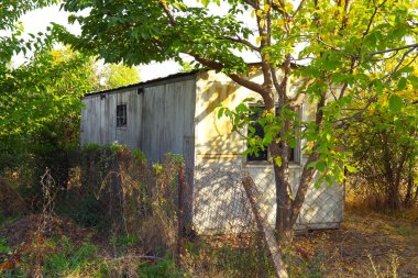 Mobil ev karavanı yazlık evlerinde yıpranmış durumda.