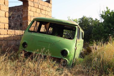 Kimliği belirsiz, paslı bir minibüsün cesedi.