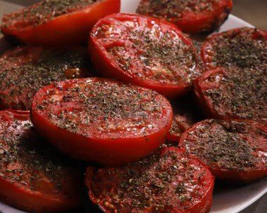 Üzerine tuz ve baharat serpiştirilmiş ızgara domates. Sığ alan derinliği