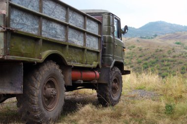 GAZ 66 dağlık bir alanın arka planına karşı.