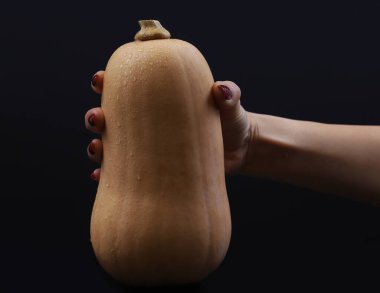 Koyu ışıkta tereyağlı ezme bir kadın tarafından cinsel olarak kucaklanıyor. Yakın plan.