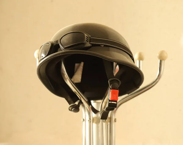 Capacete Preto Motocicleta Com Óculos Proteção Contra Vento Pendurado Cabide — Fotografia de Stock