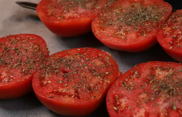 スライスしたトマトに塩とスパイスを振りかけたグリル — ストック写真