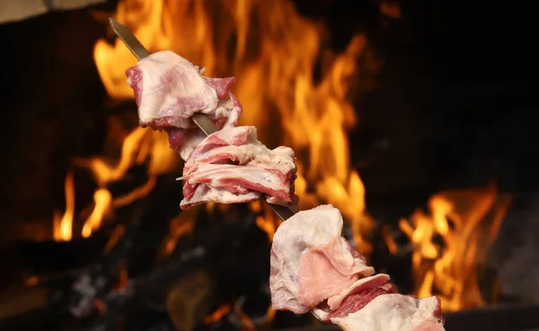 火の背景に串に刺さった新鮮な子羊の欠片 — ストック写真