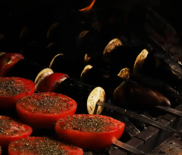 Κομμένες Ντομάτες Μπαχαρικά Ένα Σουβλάκι Στη Σχάρα Ρηχό Βάθος Πεδίου — Φωτογραφία Αρχείου