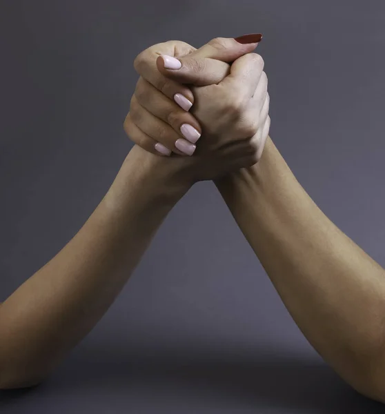 Bekämpa Armbrytning Kvinnliga Händer Med Manikyr — Stockfoto