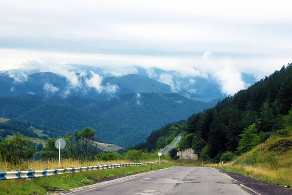 Leśna Letnia Autostrada Zarośniętymi Klifami Górami Bokach — Zdjęcie stockowe