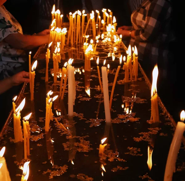 Brennende Kerzen Auf Dem Altar Eines Alten Klosters Geringe Tiefenschärfe — Stockfoto