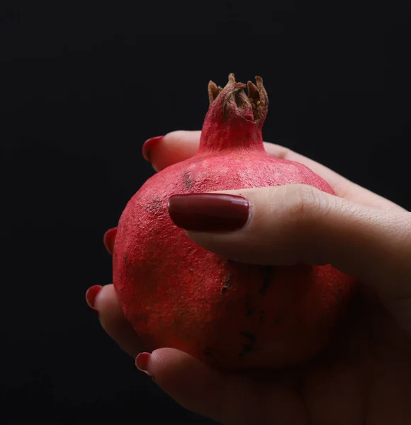 Rött Moget Granatäpple Kvinnlig Hand Svart Bakgrund Närbild — Stockfoto