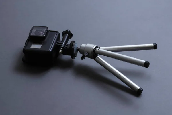 Uma Câmera Ação Tripé Miniatura Inclinada Sobre Uma Mesa Profundidade — Fotografia de Stock