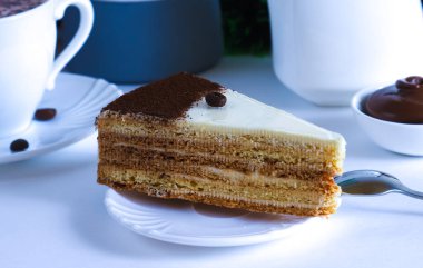 Yeni yıl için Noel masasında beyaz bir tabakta 