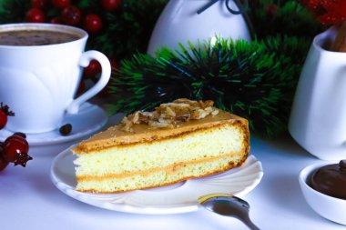 Yeni yıl için Noel masasında beyaz bir tabakta 