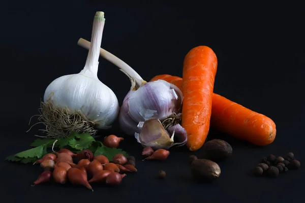 Vegetables Black Background Carrots Garlic Herbs Dwarf Bulbs Shallow Depth — Stock Photo, Image