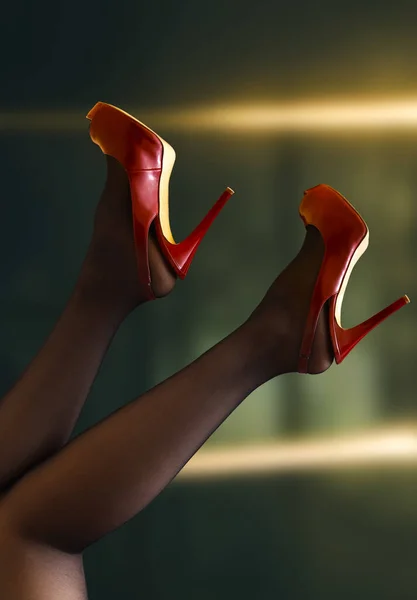 Par Pernas Femininas Finas Meias Escuras Com Sapatos Vermelhos Salto — Fotografia de Stock