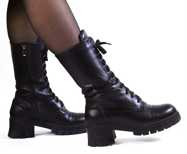 Pár Štíhlých Ženských Nohou Tmavých Punčochách Černých Kožených Botách Bílém — Stock fotografie