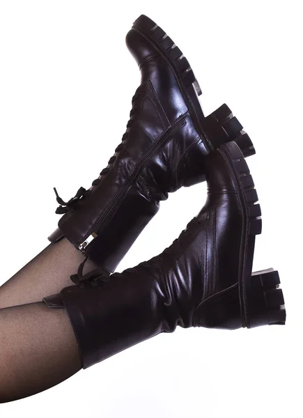 Pár Štíhlých Ženských Nohou Tmavých Punčochách Černých Kožených Botách Bílém — Stock fotografie