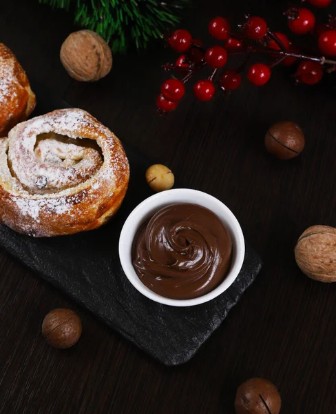 Crème Chocolat Dans Une Assiette Blanche Sur Table Noël Nouvel — Photo
