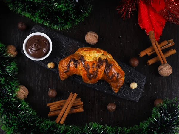 Grand Croissant Avec Crème Chocolat Sur Table Noël Nouvel Gros — Photo