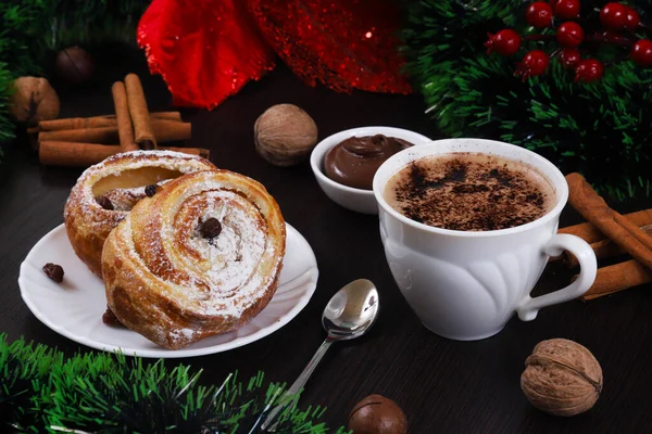 Кофе Капучино Белой Чашке Рождественском Столе Новый Год Крупный План — стоковое фото