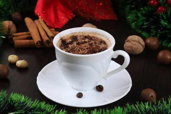 Кофе Капучино Белой Чашке Рождественском Столе Новый Год Крупный План — стоковое фото
